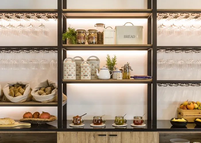 & Life מלון למאגו