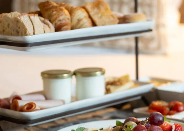 מלון & Life למאגו